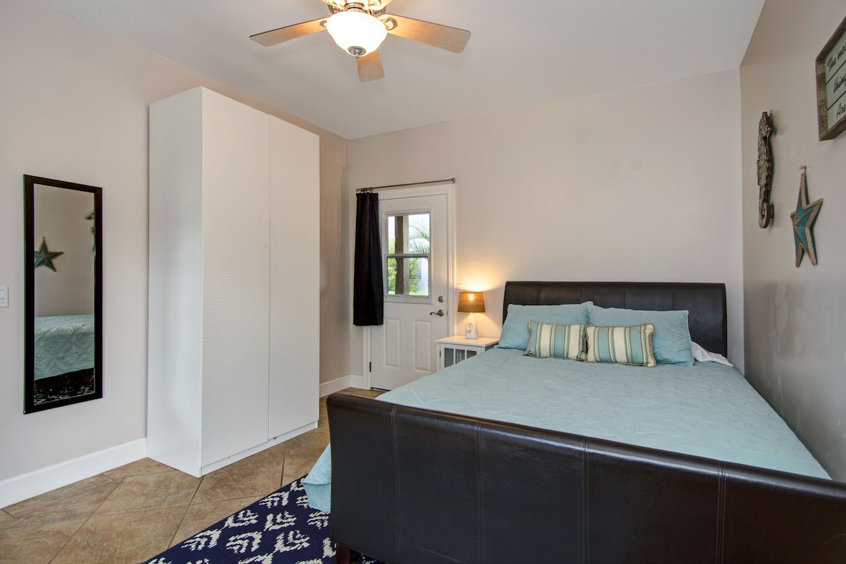 Downstairs queen bedroom